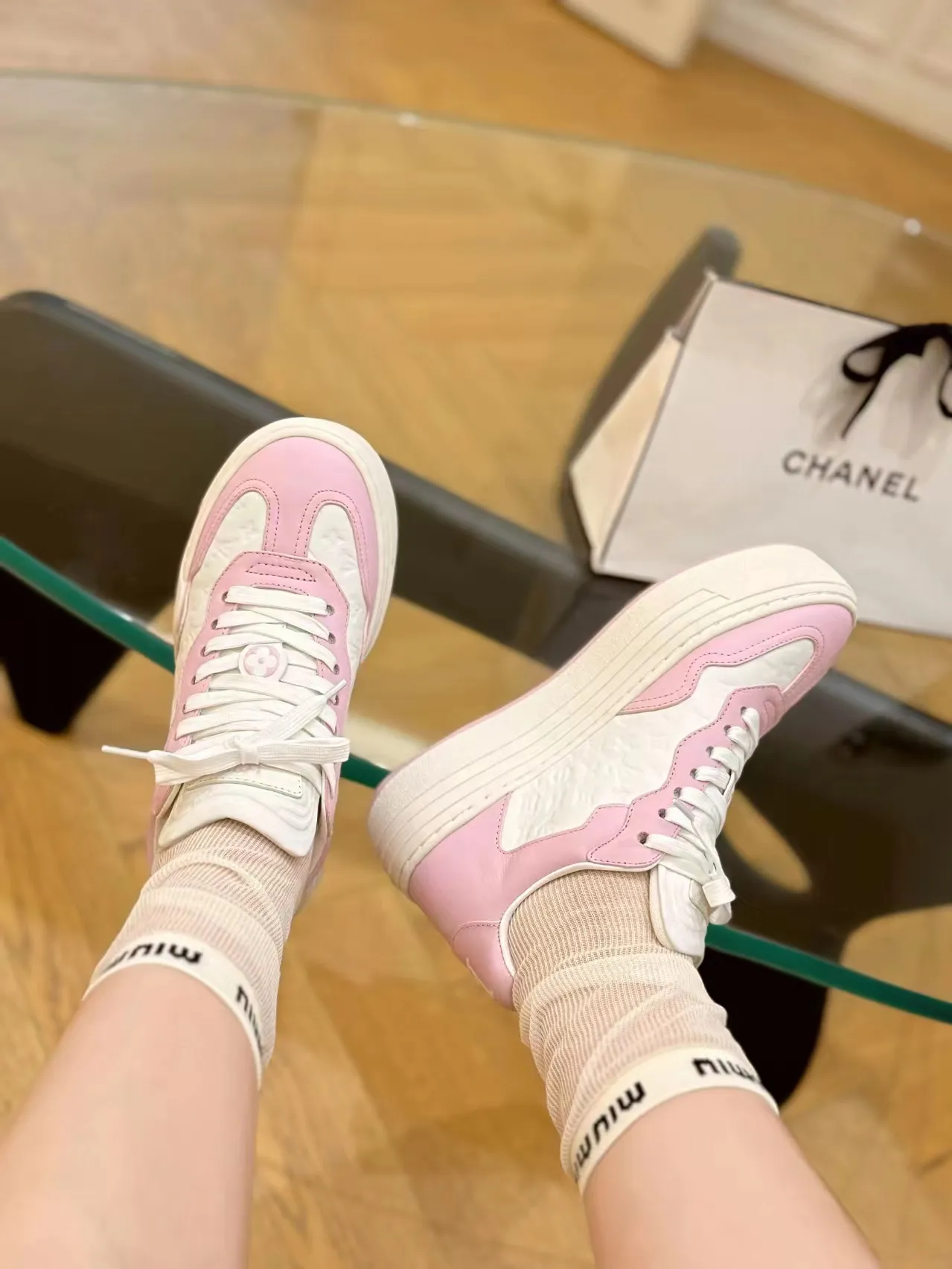 👟👟Ex-factory price 620👟👟Men's size +10 Same style for men and women🔥🔥𝐋𝐕 𝐃𝐢𝐬𝐜𝐨𝐯𝐞𝐫𝐲 2024 new sports shoes thick sole casual ❗️❗️ original purchase development and production LV Discovery lace-up shoes were unveiled at Louis Vuitton's fourth show. They are made of technical mesh fabric and metallic synthetic materials to create a streamlined design. Brand elements embellish the upper and lightweight rubber outsole, with technical shoelaces. Fabric: Original imported cowhide + technology mesh Inner lining: Original customized breathable mesh Sole: Original molded ultra-light rubber foam material Bottom thickness: 5.5CM Size: Women's 35-41 (41 customized), Men's 39-46, (45-46 customized)